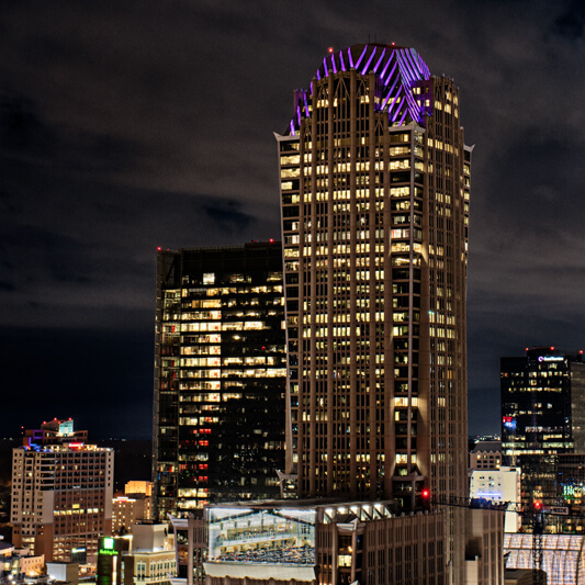 night skyline of Truist building in Charlotte